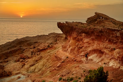 En la cima de Punta Galera, varios turistas sacan sus móviles para capturar la puesta de sol en todo su esplendor. Metros más abajo, Pilar y Erik lo hacen sin más pretensiones que su propia compañía.