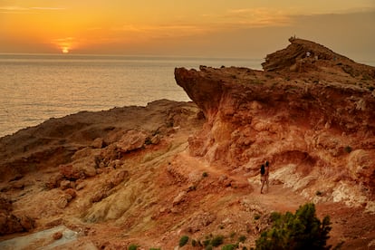 En la cima de Punta Galera, varios turistas sacan sus móviles para capturar la puesta de sol en todo su esplendor. Metros más abajo, Pilar y Erik lo hacen sin más pretensiones que su propia compañía. 