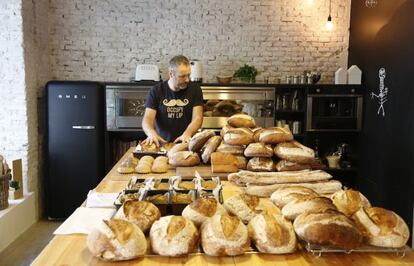 El emprendedor Javier Marca dejó el diseño gráfico en 2008 para montar su propia panadería en Madrid (Panic).