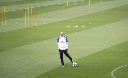 Zinedine Zidane, durante el entrenamiento del Real Madrid previo al partido contra el Betis