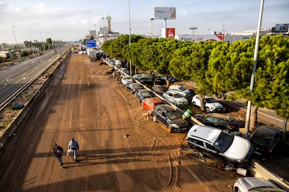 Un tramo de la V31 junto al polígono comercial de Alfafar, este jueves en Sedaví. 