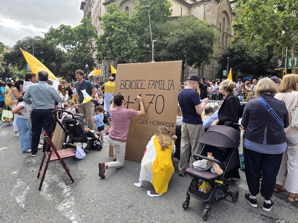 Una familia de 170 miembros prepara un cartel enorme esperando la bendición de León XIV.