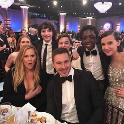 Amy Schumer y su entonces novio, Ben Hanisch, decidieron hacerse una foto con el joven reparto de la serie ‘Stranger Things’ durante la pasada entrega de los Globos de Oro. Un momento que no se quiso perder la actriz Amy Adams (detrás, a la izquierda) y al que la cómica le dedicó el 'hashtag' #amyadamsphotobomb al publicar la foto en su Instagram.