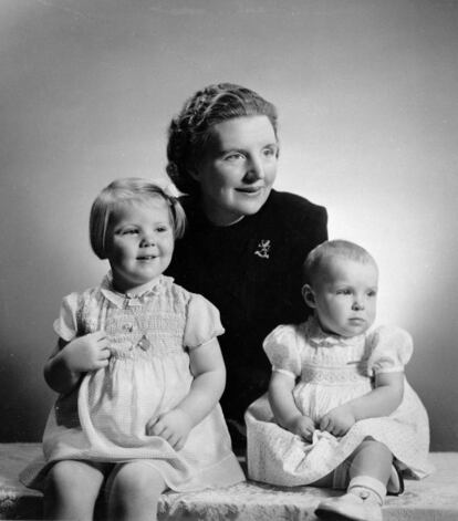 6 de diciembre de 1940. La reina Juliana de Holanda con sus dos hijas la Pincesa Beatriz (i) y la Princesa Irene (d).