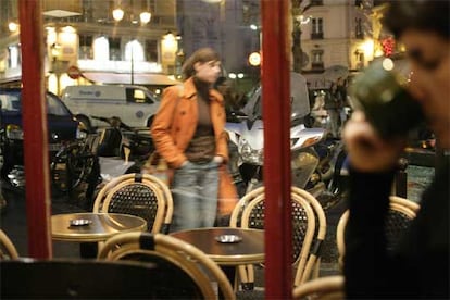 El cruce del Odeon, a dos pasos del mítico teatro y de la Universidad de la Sorbona, visto desde un escaparate del hotel Relais Saint Germain, en el corazón de la <i>rive gauche<</i> de París.