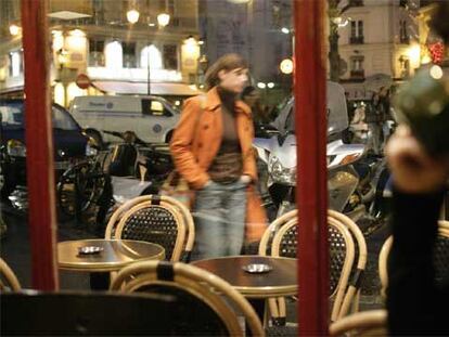 El cruce del Odeon, a dos pasos del mítico teatro y de la Universidad de la Sorbona, visto desde un escaparate del hotel Relais Saint Germain, en el corazón de la <i>rive gauche<</i> de París.