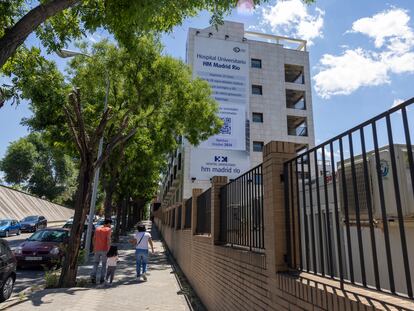 Varias personas pasan este jueves junto al edificio que albergará el futuro hospital HM Madrid Río.