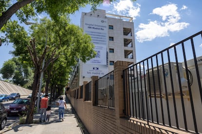 Varias personas pasan este jueves junto al edificio que albergará el futuro hospital HM Madrid Río.