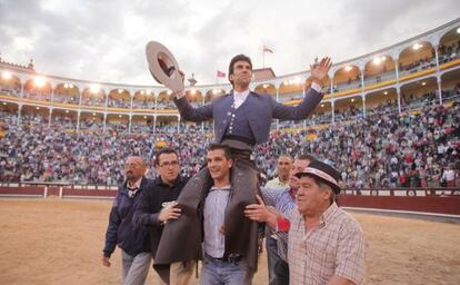 Sergio Gal&aacute;n sale a hombros en Las Ventas. 