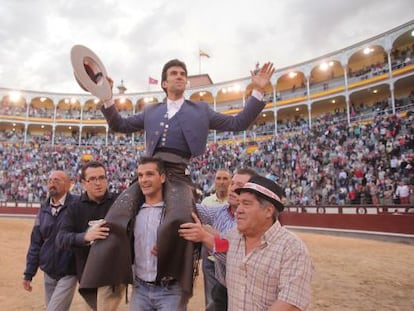 Sergio Gal&aacute;n sale a hombros en Las Ventas. 