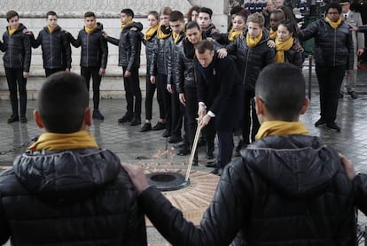 El presidente francés, Emmanuel Macron, enciende la llama eterna en la Tumba del Soldado Desconocidos durante la ceremonia del centenario del fin de la Gran Guerra.