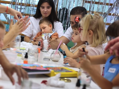 Los niños crean galaxias, durante una actividad organizada por la ONG Best Buddies en Pozuelo de Alarcón (Madrid).