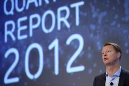 El presidente y director ejecutivo del fabricante de equipos de telecomunicaciones sueco Ericsson, Hans Vestberg, presenta el informe de resultados de la compañía en 2012, en Estocolmo. EFE/Archivo