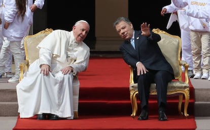 O papa Francisco ao lado do presidente colombiano, Juan Manuel Santos, antes da reunião em Bogotá.