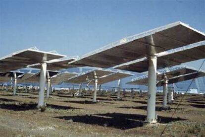 Plataforma con paneles para energía solar en Almería.