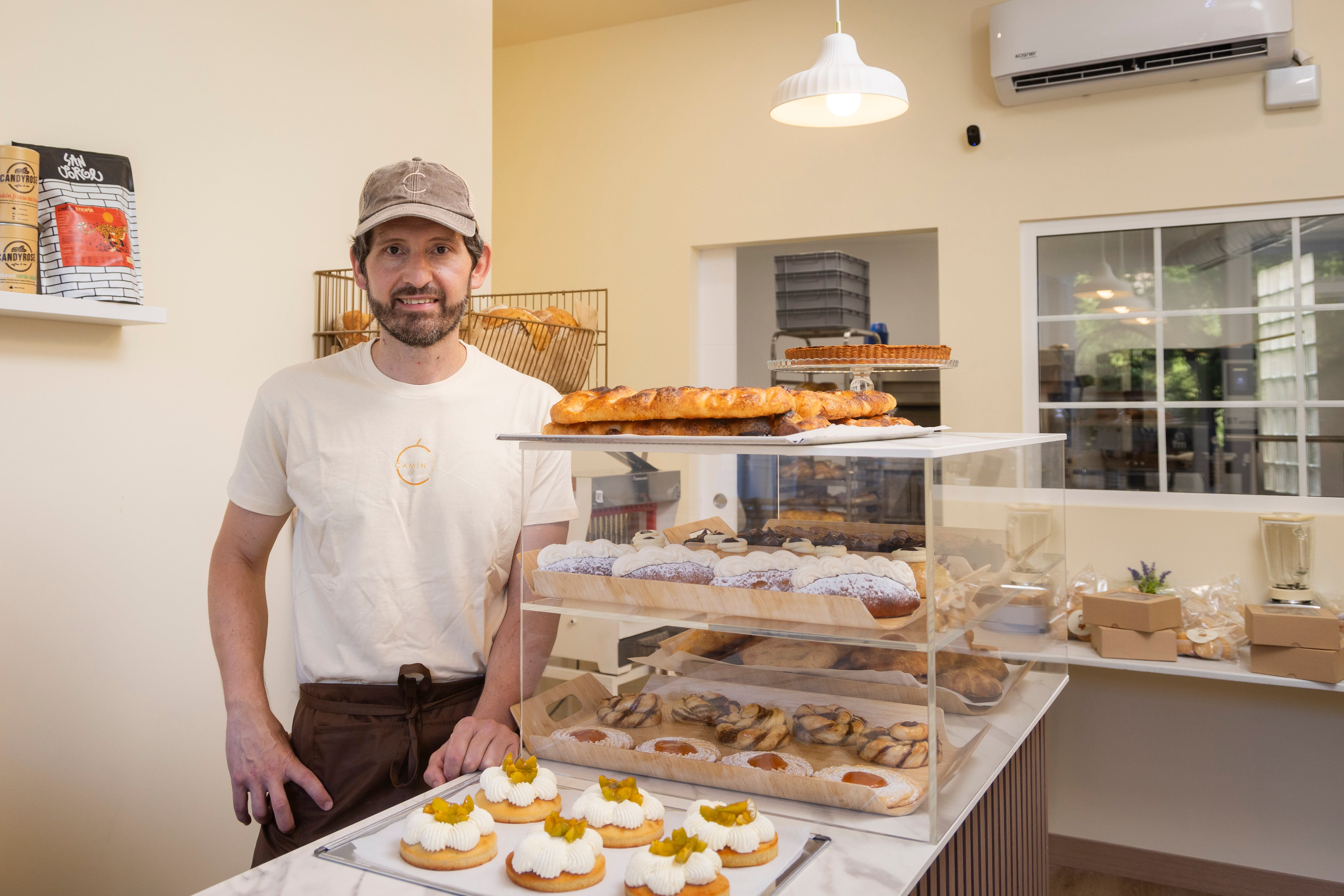 “En las grandes ciudades abren y cierran negocios todos los días. En un pueblo no”: Lanuza, el cocinero de estrellas Michelin que se hizo pastelero rural