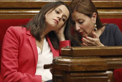 La líder de Ciudadanos en Cataluña, Inés Arrimadas, conversa con la diputada Sonia Sierra,