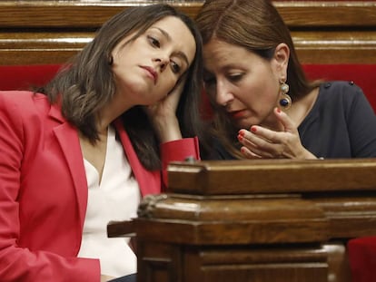 La líder de Ciudadanos en Cataluña, Inés Arrimadas, conversa con la diputada Sonia Sierra,