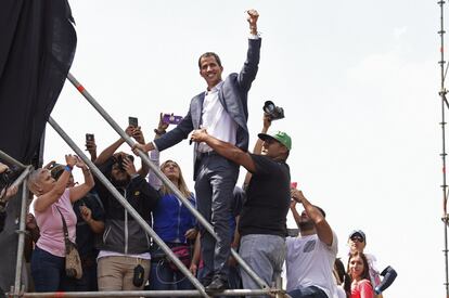 Juan Guaidó saluda a sus seguidores al término de la manifestación de Caracas.