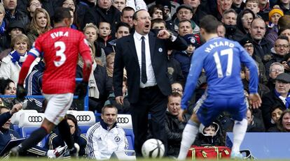 Rafael Benitez da instrucciones durante el partido.