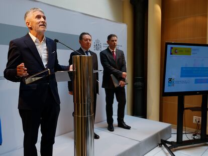 El ministro del Interior, Fernando Grande-Marlaska (a la izquierda) durante la presentación este lunes en Madrid del informe sobre la evolución de los delitos de odio.