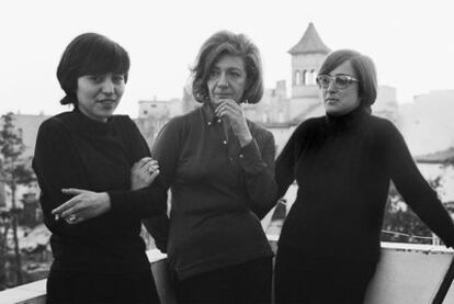 Ana María Matute, en el centro, con Ana María Moix, a la izquierda, y Esther Tusquets en la casa de la primera en Sitges en 1970.