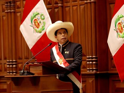 El nuevo presidente de Perú, Pedro Castillo, toma posesión del cargo, este miércoles en el Congreso.