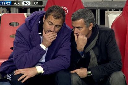 Mourinho, cuatro minutos después de la charla con Chendo, habla en el banquillo con el portero suplente, Dudek. Presumiblemente, el portugués le pide que diga a Casillas que hablé con los jugadores para que tanto Ramos como Alonso busquen la expulsión y pasen "casi limpios", con una tarjeta,  a octavos.