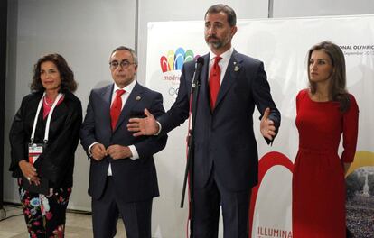 El Príncipe Felipe acompañado por la princesa Letizia, la alcaldesa de Madrid, Ana Botella, y el presidente del COE, Alejandro Blanco.