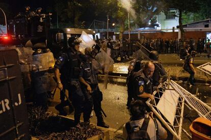 Fuerzas de seguridad brasileña levantan las barreras que protegen la sede del Gobierno local en Río de Janeiro, 22 de julio de 2013.