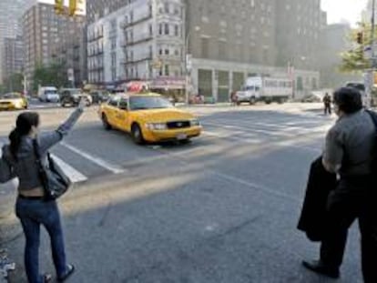 El nuevo sistema aprobado hoy por la Comisión de Taxis y Limusinas (TLC) de la ciudad permitirá buscar vehículos libres en un radio de 800 metros en el centro de Manhattan y de 2,4 kilómetros en el resto de la ciudad. EFE/Archivo