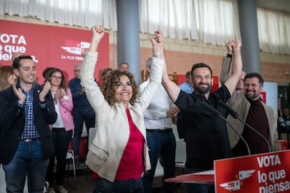 (I-D) La ministra de Hacienda y vicesecretaria general del PSOE, María Jesús Montero, el candidato del PSOE a la Alcaldía de Zamora, David Gago, y el secretario regional del PSOE, Luis Tudanca, en un acto electoral del PSOE Emilio Fraile / Europa Press