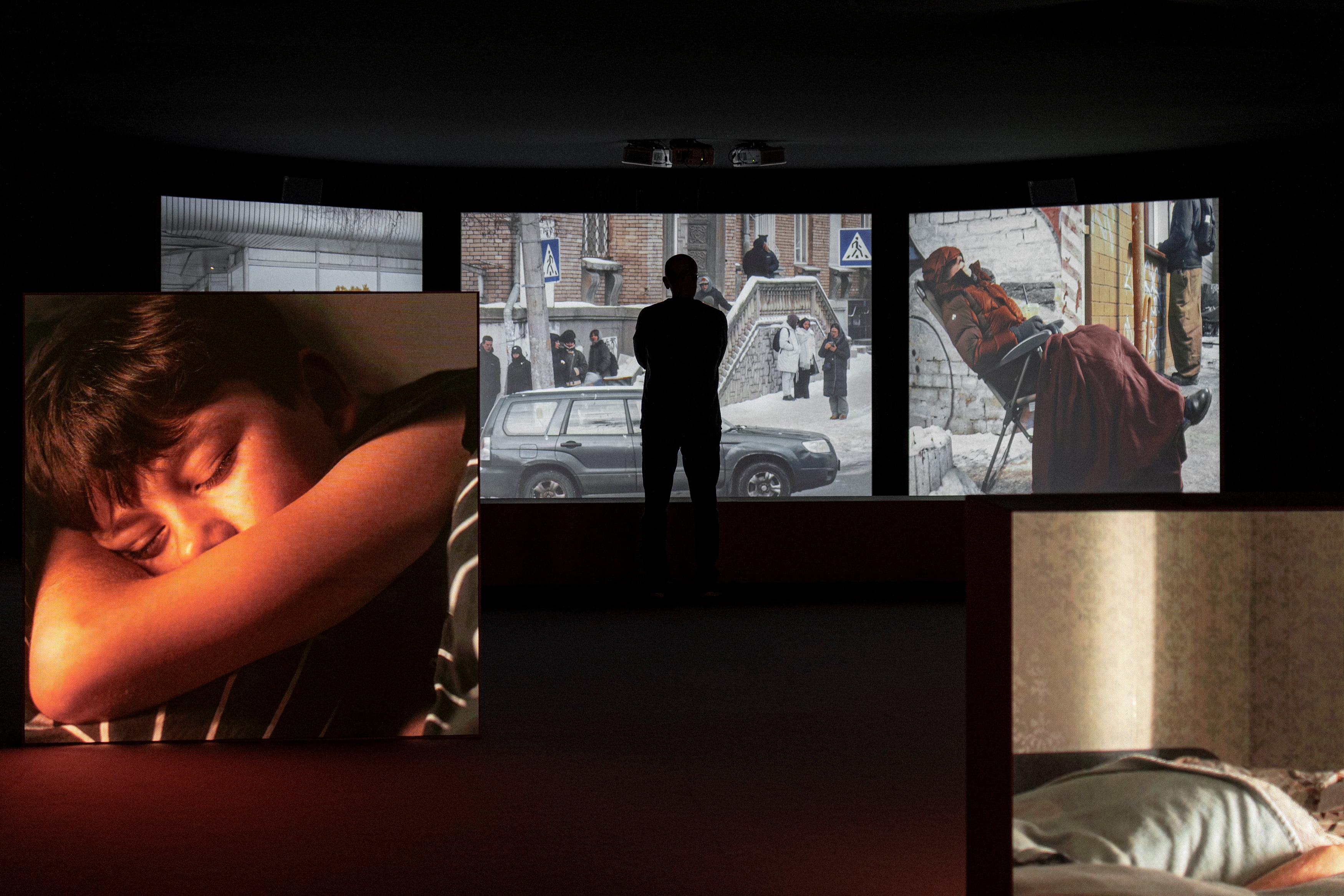 Ambiente en la exposición 'Pedagogías de guerra', de los artistas ucranios Roman Khimei y Yarema Malashchuk, que reúne cuatro instalaciones audiovisuales en el Museo Thyssen (Madrid).