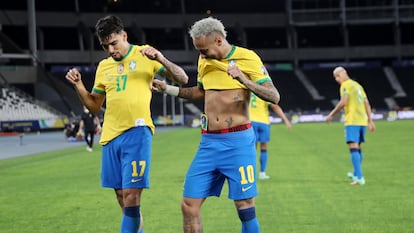 Outra vez decisivos, Paquetá e Neymar comemoram o gol com dancinha no Nilton Santos.