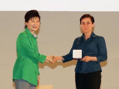 Maryam Mirzakhani recibe la medalla Fields de manos de la presidenta surcoreana, Park Geun-Hye, el 13 de agosto de 2014. 