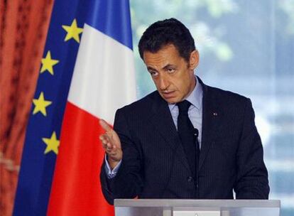 El presidente de Francia, Nicolas Sarkozy, tras la reunión con su gabinete económico, en el momento en que anunciaba las medidas adoptadas por su Gobierno