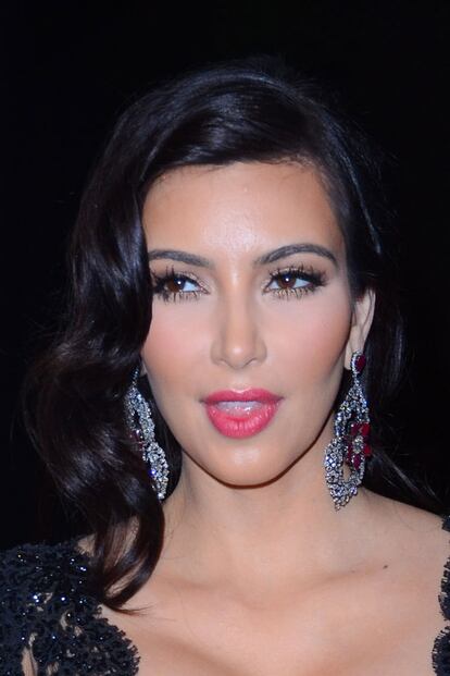 La propia Kim Kardashian ha asumido que tanto sus hermanas como ella se maquillan como travestis. Sus extensiones de pestañas están a la altura de sus objetivos estéticos.