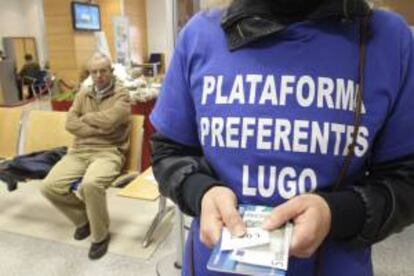 Afectados por las participaciones preferentes durante una concentración en en el interior de la sucursal número 1 de Nova Galicia en Lugo. EFE/Archivo