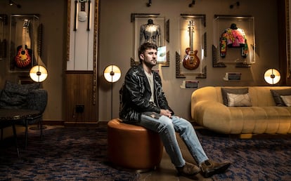 Dani Fernández, músico y cantante, durante la entrevista, en el Hard Rock Hotel de Madrid, el 15 de marzo de 2022.