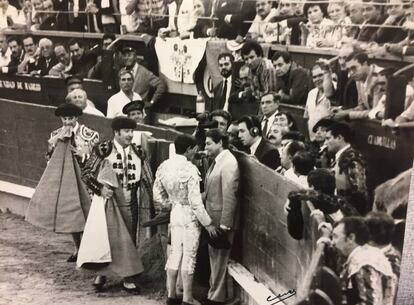 Ruiz Miguel brinda a Segura el toro de su despedida en Madrid, el 2 de octubre de 1989.