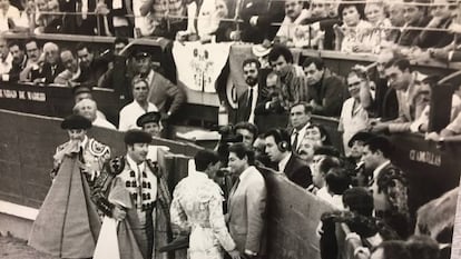 Ruiz Miguel brinda a Segura el toro de su despedida en Madrid, el 2 de octubre de 1989.