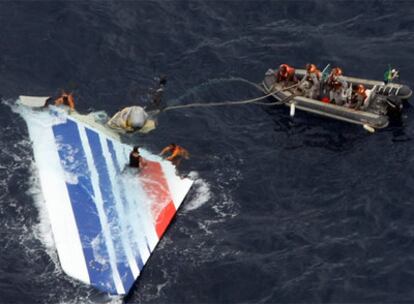 Soldados de la Marina brasileña rescatan partes del Airbus siniestrado.