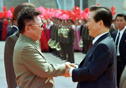 El presidente norcoreano Kim Jong-il y el surcoreano Kim Dae-jung en Pyongyang en 2000 