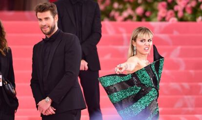 Con el actor Liam Hemsworth en la gala MET 2019 en Nueva York. Tuvieron una relación de varios años, se casaron y se divorciaron a los ocho meses.