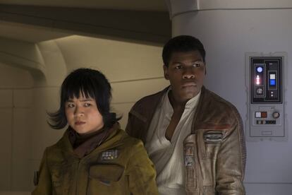 Rose Tico (Kelly Marie Tran) y Flinn (John Boyega), en la película.