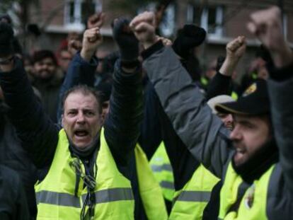 Los taxistas decidirán si mantienen el paro o lo desconvocan este miércoles tras cinco días colapsando Barcelona