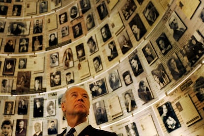 2010 年 3 月 9 日，美國副總統約瑟夫拜登參觀耶路撒冷大屠殺紀念館的名人堂。