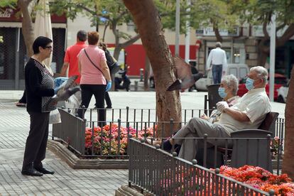 Varias personas disfrutan del buen tiempo en Tenerife el 6 de mayo