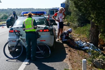 Varios ciclistas y un guardia civil, junto al cadáver de la ciclista alemana atropellada en Mallorca en 2012.