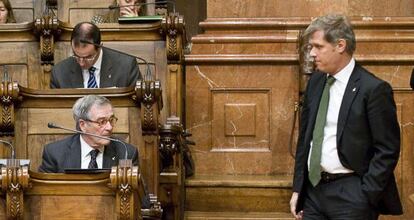 Xavier Trias, sentado, y Alberto Fernandez Díaz en un pleno en el Ayuntamiento de Barcelona